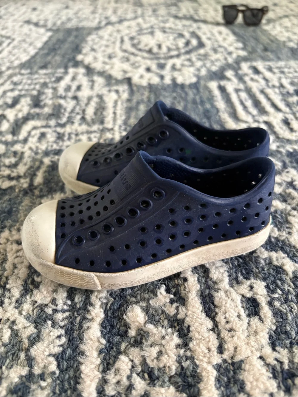 Native Kids Water Shoes Jefferson in Navy and White